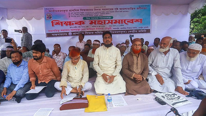 তিন দফা দাবিতে রোববার কেন্দ্রীয় শহীদ মিনার প্রাঙ্গণে মহাসমাবেশ করে প্রাথমিক শিক্ষক সমিতি (জাতীয়করণকৃত)।  ছবি: আব্দুল্লাহ আল মমীন