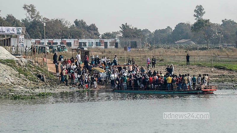 স্থানীয়ভাবে ফেরি দিয়ে কেরাণীগঞ্জের মোল্লাবাজার এলাকায় ধলেশ্বরী শাখা নদী পার হয় মানুষ। অটোরিকশা ও মোটরসাইকেলও পার করা হয় এ ফেরিতে। ভিড় আর ঠেলাঠেলির কারণে ফেরিতে উঠতে প্রায়শই ছোটবড় দুর্ঘটনা ঘটে