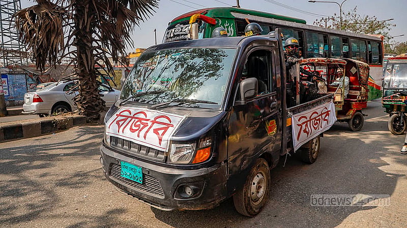 ত্রয়োদশ সংসদ নির্বাচন ও গণভোট উপলক্ষে নিয়মিত টহল দিচ্ছেন বিজিবি সদস্যরা।ছবি: মাহমুদ জামান অভি