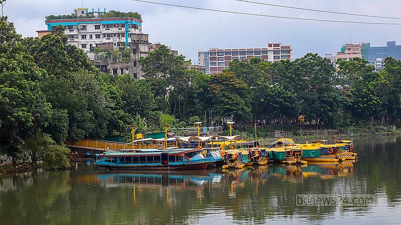 রাজধানীর হাতিরঝিলে চলছে না ওয়াটার ট্যাক্সি, নৌযানগুলো এফডিসি ঘাটে রাখা হয়েছে। ছবি: আব্দুল্লাহ আল মমীন