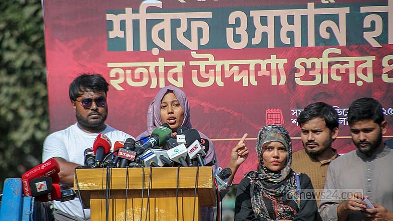 ইনকিলাব মঞ্চের মুখপাত্র শরীফ ওসমান হাদিকে গুলি করে হত্যাচেষ্টার প্রতিবাদে শনিবার রাজধানীর শাহবাগে বিক্ষোভ-সমাবেশ করেছেন মঞ্চের অনুসারীরা