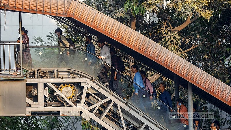 রাজধানীর বনানীর চেয়ারম্যান বাড়ি এলাকায় ফুটব্রিজে প্রথম এস্কেলেটর বসলেও কিছুদিন পরই সেটি বন্ধ হয়ে যায়। মেরামত বা সংস্কারের অভাবে দীর্ঘদিনেও সেটি চালু হয়নি