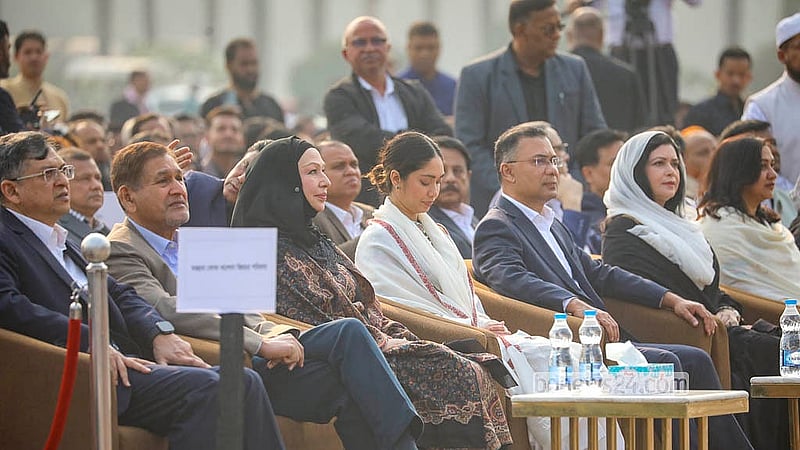 সাবেক প্রধানমন্ত্রী খালেদা জিয়া স্মরণে শুক্রবার শোকসভায় যোগ দেন বিএনপির চেয়ারম্যান তারেক রহমান, তার স্ত্রী জুবাইদা রহমান, মেয়ে জাইমা রহমান এবং খালেদা জিয়ার ছোট ছেলে আরাফাত রহমান কোকোর স্ত্রী শামিলা রহমানসহ পরিবারের সদস্যরা।