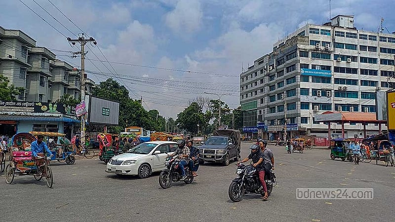 সরকার পতনের এক দফা দাবিতে অসহযোগ আন্দোলনের প্রথম দিন রোববার সকাল ১০টায় মিরপুর ১৩ নম্বর সড়কের চক্করের চিত্র। ছবি: ওবায়দুর মাসুম