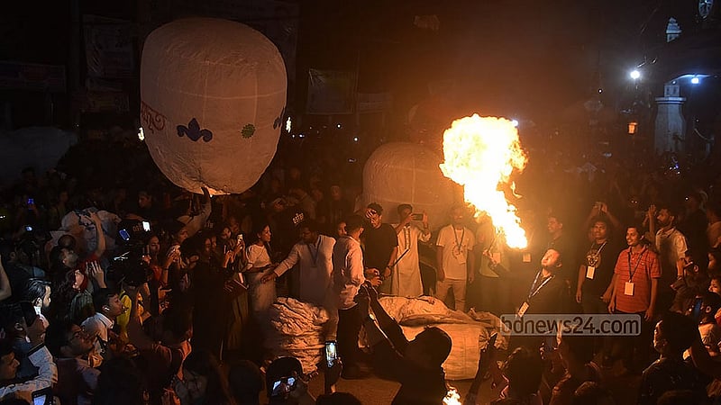 চট্টগ্রামের নন্দন কানন বিহারে প্রার্থনা আর ফানুস উড়িয়ে বুধবার প্রবারণা পূর্ণিমা উদযাপন করেন বৌদ্ধ ধর্মাবলম্বীরা। ছবি: সুমন বাবু