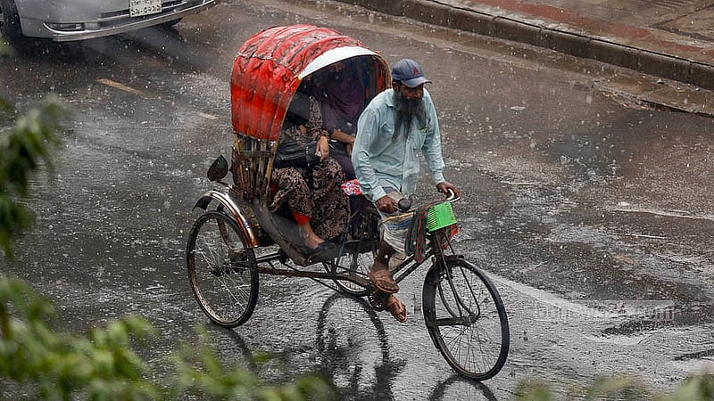 ঢাকার টেকনিক্যাল এলাকায় মঙ্গলবার বৃষ্টির মধ্যে যাত্রী নিয়ে গন্তব্যের পথে এক রিকশাচালক। ছবি: মাহমুদ জামান অভি