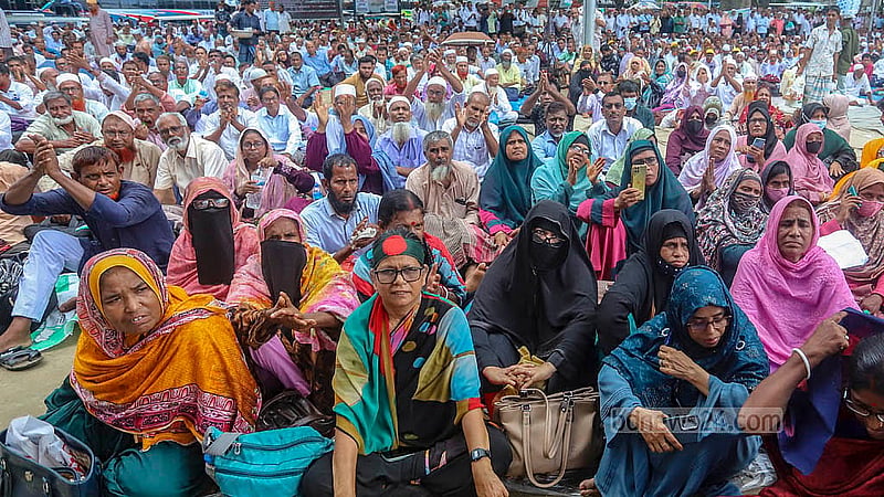 কেন্দ্রীয় শহীদ মিনার প্রাঙ্গণে রোববার প্রাথমিক শিক্ষক সমিতির (জাতীয়করণকৃত) সমাবেশে দেশের বিভিন্ন প্রান্ত থেকে আসা শিক্ষকরা।  ছবি: আব্দুল্লাহ আল মমীন