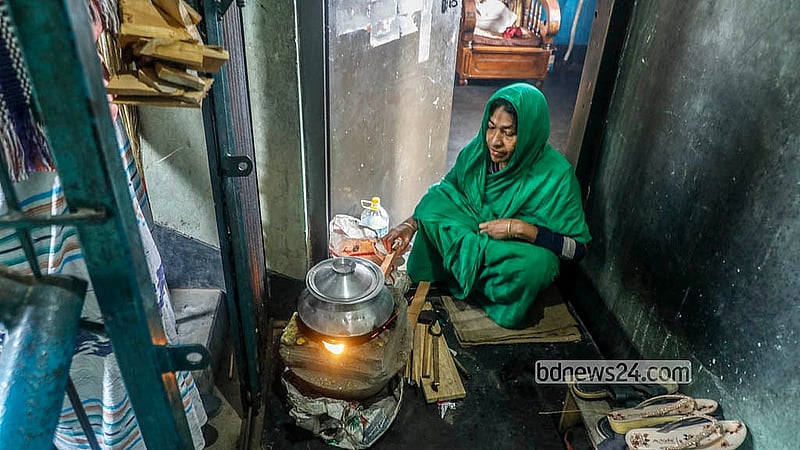 প্রায় তিন সপ্তাহ ধরে গ্যাসের সরবরাহ নেই। তাই রান্নাঘর ফেলে ঘরের বাইরে লাকড়ির চুলায় রান্নার কাজ সারছেন ঢাকার জুরাইন এলাকার এ নারী