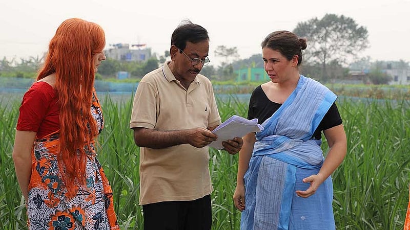 ইত্যাদিতে বিদেশিদের নিয়ে নির্মিত নাটকের দৃশ্য, ছবি: ফাগুন অডিও ভিশনের সৌজন্যে।