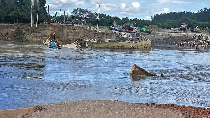 বন্যার পানির তীব্র চাপে নোয়াখালীর কোম্পানিগঞ্জ উপজেলার ‘মুছাপুর ক্লোজার’ স্লুইসগেইটটি পুরোপুরি নদীগর্ভে বিলীন হয়ে যায়। ছবি: সুমন বাবু