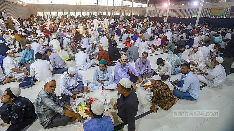রোজার মাসে প্রতিদিন বায়তুল মোকাররম জাতীয় মসজিদে ইফতার আয়োজনে যোগ দেন অনেক মানুষ। ছবি: আব্দুল্লাহ আল মমীন
