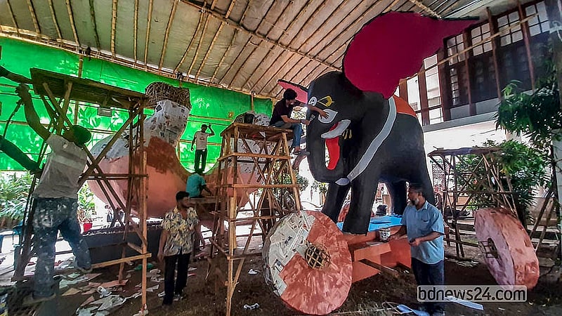নতুন বছর বরণ করতে শোভাযাত্রার মোটিফে চলছে শেষ মুহূর্তের সাজসজ্জা