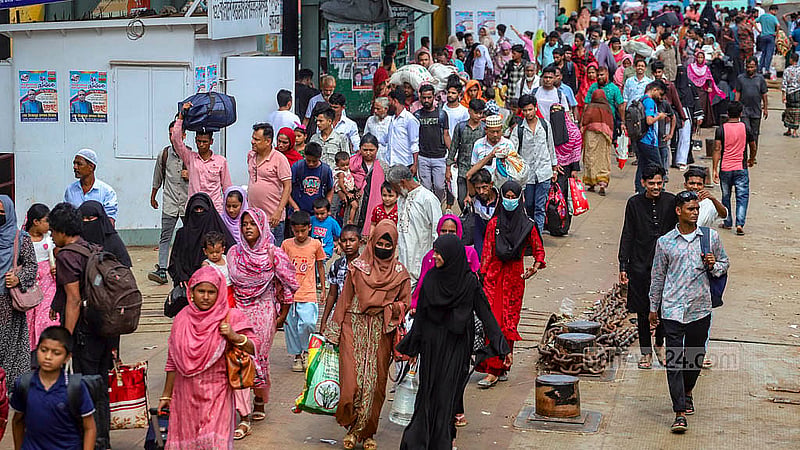 কোরবানির ঈদ কাটিয়ে এবার কর্মে ফেরার পালা। শুক্রবার ঢাকার সদরঘাট লঞ্চ টার্মিনালে।   ছবি: আব্দুল্লাহ আল মমীন
