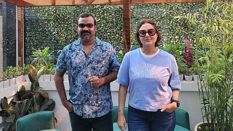 পরিচালক হিমু আকরামের সঙ্গে স্বস্তিকা মুখার্জি