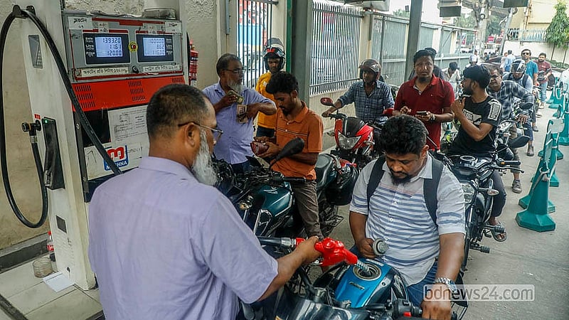 রাজধানীর পরীবাগ এলাকার একটি ফিলিং স্টেশন থেকে তেল নিচ্ছেন মোটরসাইকেল চালকরা