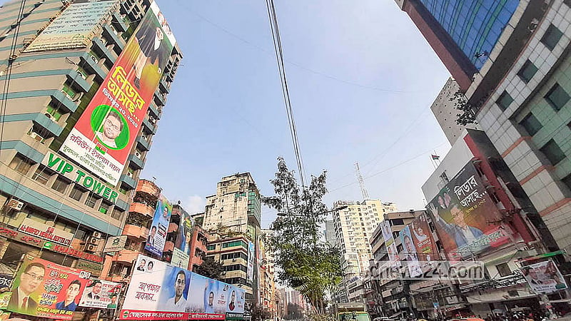 রাজধানীর কাকরাইল থেকে ফকিরাপুল মোড় পর্যন্ত সড়কের দুই পাশ ও বিভিন্ন ভবনে বিএনপির ভারপ্রাপ্ত চেয়ারম্যান তারেক রহমানের