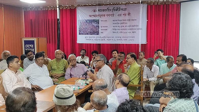 সরকারি চাকরিতে কোটা নিয়ে আন্দোলন সরকার পতনের দিকে যাওয়ার জন্য ক্ষমতাচ্যুত প্রধানমন্ত্রী শেখ হাসিনাকে ‘কৃতিত্ব’ দিয়েছেন অধ্যাপক আনু মুহাম্মদ। 