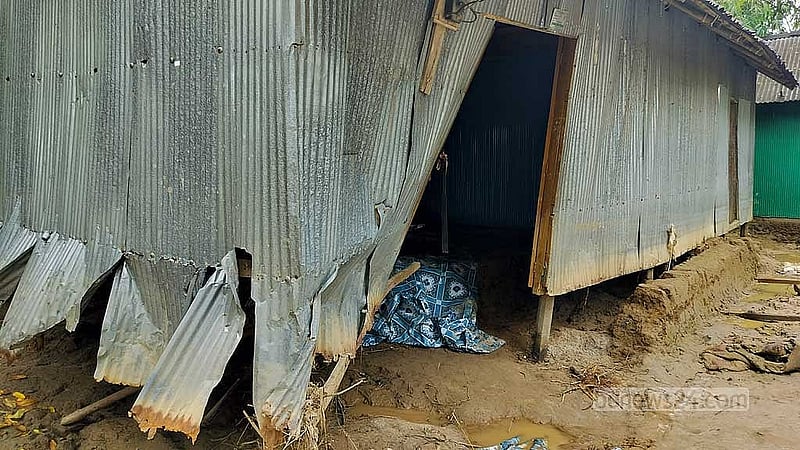 বন্যার পানি নেমে যাচ্ছে, আর ফুটে উঠছে ক্ষত; ঘরবাড়ি লণ্ডভণ্ড। মঙ্গলবার কাউতলি ইউনিয়নের কাশীনগর গ্রামে শিরিন আক্তারদের বাড়ির অবস্থা।