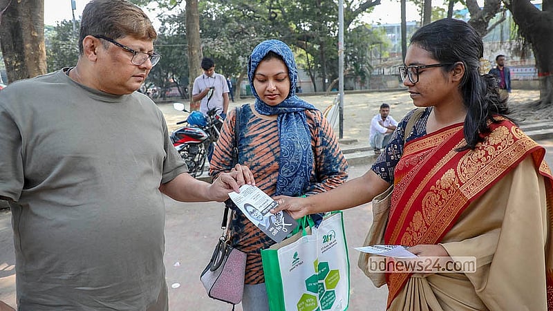 ঢাকা-৫ আসনে বাসদের (মার্কসবাদী) প্রার্থী শাহিনুর আক্তার সুমি বৃহস্পতিবার নির্বাচনি প্রচার শুরু করেন কেন্দ্রীয় শহীদ মিনার এলাকা থেকে।