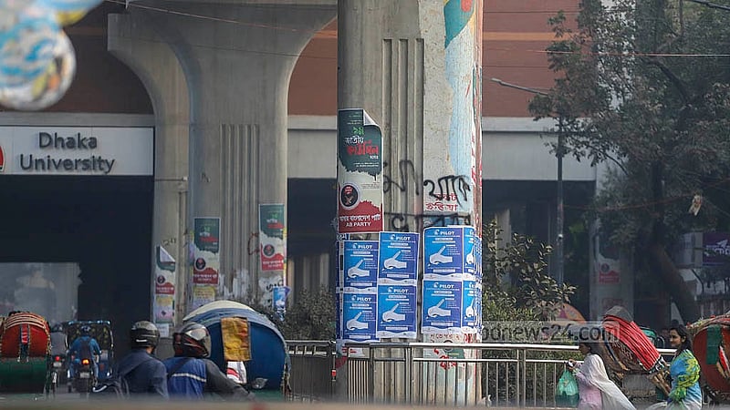 পোস্টার ও লেখালেখি থেকে বাদ যায়নি ঢাকা বিশ্ববিদ্যালয় এলাকায় মেট্রোরেলের কোনো পিলার। ছবি: আব্দুল্লাহ আল মমীন