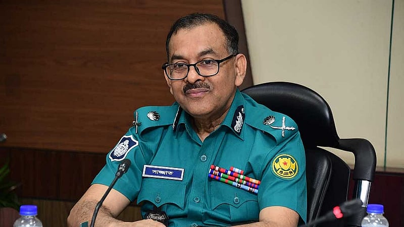 ডিএমপি হেডকোয়ার্টার্সের সম্মেলন কক্ষে বুধবার বর্ষবরণ অনুষ্ঠানের নিরাপত্তা ও ট্রাফিক নিয়ন্ত্রণ সংক্রান্ত সমন্বয় সভায় পুলিশ কমিশনার শেখ মো. সাজ্জাত আলী। ছবি: ডিএমপি 
