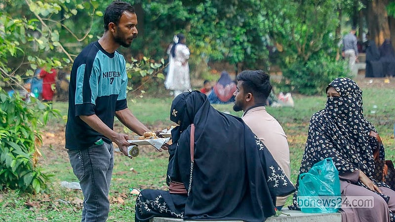 ঢাকার রমনা পার্কে ঘুরতে আসা অনেক দর্শনার্থীকে ভোগান্তিতে পড়তে হয় হকারের কারণে। জোর করে পণ্য বিক্রি ও অতিরিক্ত দাম নেওয়ার অভিযোগ রয়েছে তাদের বিরুদ্ধে