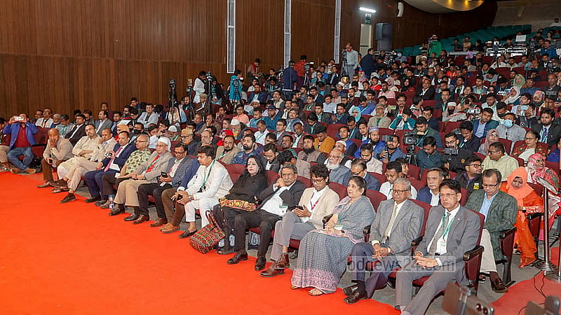 ঢাকার কৃষিবিদ ইনস্টিটিউট মিলনায়তনে ফোরাম ফর বাংলাদেশ স্টাডিজের সংলাপের প্রথম দিনের সেমিনারে অতিথিরা।