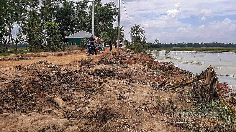 বন্যার পানিতে ডুবে থাকায় ফেনীর পরশুরাম উপজেলার মীর্জা নগর ইউনিয়নের সড়কটি চলাচলের অনুপযোগী হয়ে পড়েছে। ছবি: উত্তম সেন গুপ্ত