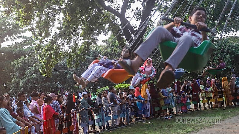 ঈদের ছুটিতে সোমবার তেজগাঁওয়ে বিমান জাদুঘরে বিভিন্ন রাইডে ছোটদের সঙ্গে আনন্দে মাতেন বড়রাও।  ছবি: আব্দুল্লাহ আল মমীন