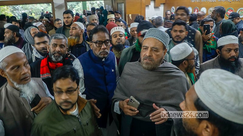 সংসদ নির্বাচনের মনোনয়নপত্র জমা দেওয়ার শেষ দিন ছিল সোমবার। এদিন ঢাকা বিভাগীয় কমিশনার ও রিটার্নিং কর্মকর্তার কার্যালয়ে মনোনয়নপত্র জমা দিতে আসেন প্রার্থীরা