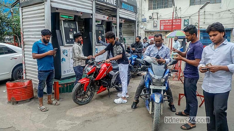 রাজধানীর মতিঝিলে টয়েনবি সড়কের একটি ফিলিং স্টেশন থেকে সরবরাহ করা হচ্ছে জ্বালানি তেল