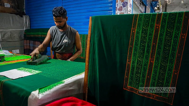ঈদের বাজার ধরতে পোশাকে ব্লক প্রিন্টের কাজে ব্যস্ত এক কারিগর। নিউ মার্কেটে ব্লক প্রিন্টের এ কাজ তারা পাইকারি ও খুচরা, দুইভাবেই করে থাকেন