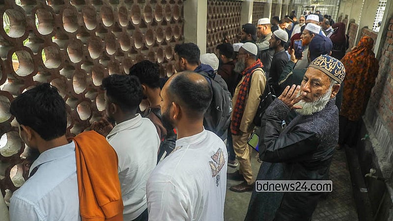 ঢাকা বিশ্ববিদ্যালয়ের কেন্দ্রীয় মসজিদ লাগোয়া জাতীয় কবি কাজী নজরুল ইসলামের সমাধির পাশে সমাহিত করা হয়েছে শরীফ ওসমান হাদিকে। রোববারও সেখানে ভিড় করে অনেক মানুষ। সমাধিস্থলে নিরাপত্তায় ছিল আইনশৃঙ্খলা বাহিনী
