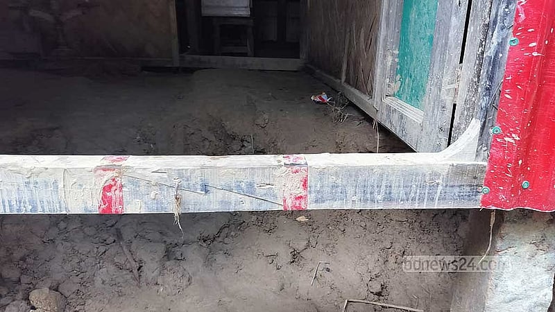 বন্যার পানি নেমে যাচ্ছে, আর ফুটে উঠছে ক্ষত; ঘরগুলো এখন কঙ্কাল। মঙ্গলবার কাউতলি ইউনিয়নের কাশীনগর গ্রামে।