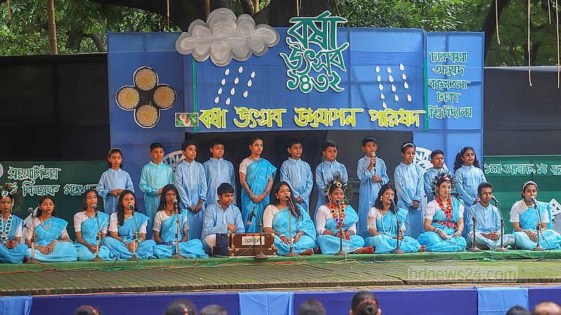আষাঢ়ের প্রথম দিন রোববারর ঢাকা বিশ্ববিদ্যালয়ের চারুকলা অনুষদের বকুলতলায় বর্ষা উৎসবে গান গাইছেন শিল্পীরা।  ছবি: আব্দুল্লাহ আল মমীন