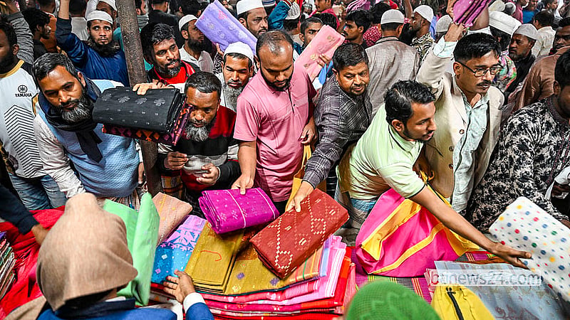 নারায়ণগঞ্জের রূপগঞ্জে নোয়াপাড়ার বিসিক জামদানি হাটে শুক্রবার সকালে একজন পাইকারের সামনে বিক্রির জন্য জামদানি শাড়ি দেখাচ্ছেন তাঁতীরা