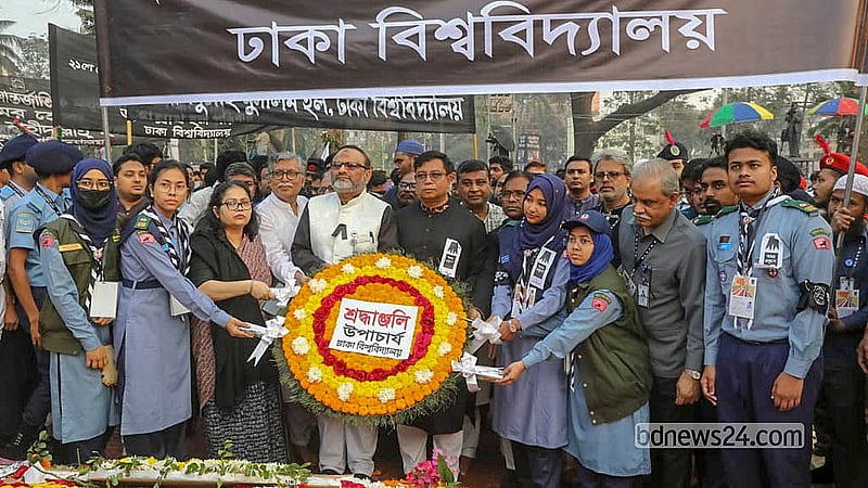কেন্দ্রীয় শহীদ মিনারে শ্রদ্ধা নিবেদন করেন ঢাকা বিশ্ববিদ্যালয়ের উপাচার্য অধ্যাপক নিয়াজ আহমদ খান। ছবি: আব্দুল্লাহ আল মমীন