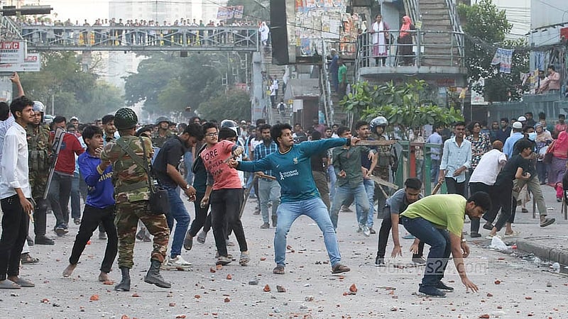 সায়েন্স ল্যাবরেটরি মোড়ে বুধবার লাঠিসোঁটা হাতে মারমুখি ঢাকা কলেজের শিক্ষার্থীরা। এসময় সিটি কলেজের শিক্ষাথীদের দিকে ঢিল ছুড়তে দেখা যায় তাদের।
