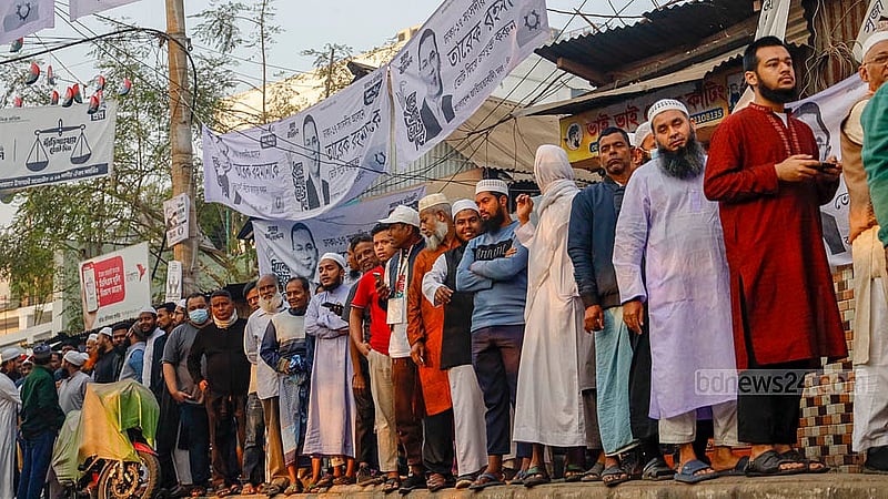 ত্রয়োদশ সংসদ নির্বাচন ও গণভোট দিতে বৃহস্পতিবার সকাল থেকেই ভোটকেন্দ্রের বাইরে দেখা মিলেছে ভোটারদের। বনানীর টি অ্যান্ড টি বালক উচ্চ বিদ্যালয় কেন্দ্রের বাইরে সকাল থেকে দেখা মিলেছে ভোটারদের লাইন