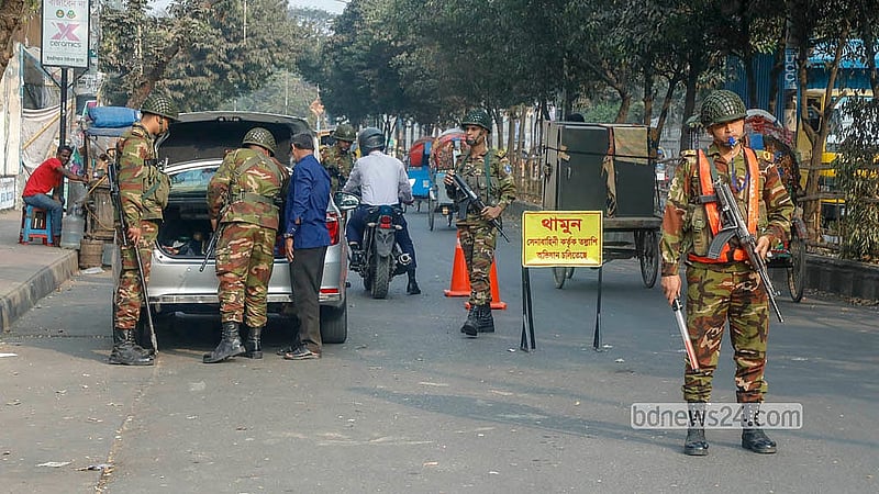 ত্রয়োদশ সংসদ নির্বাচন ঘিরে রাজধানীর আজিমপুর মোড়ে তল্লাশি চৌকিতে তৎপর সেনা সদস্যরা। ছবি: আব্দুল্লাহ আল মমীন