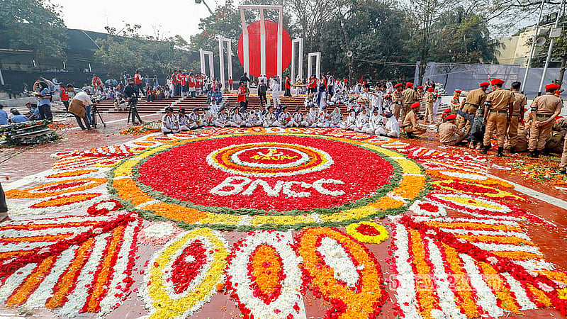 আন্তর্জাতিক মাতৃভাষা দিবসে শ্রদ্ধার ফুলে ঢেকে যায় কেন্দ্রীয় শহীদ মিনার। ছবি: আব্দুল্লাহ আল মমীন