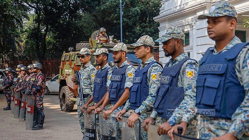 শেখ হাসিনার মানবতাবিরোধী অপরাধের মামলায় রায়ের তারিখ ঘোষণার দিন বৃহস্পতিবার হাই কোর্ট মাজার গেইটের সামনে সকাল থেকে বিজিবি ও আনসার সদস্যদের অবস্থান। এ গেইটের কাছেই রয়েছে আন্তর্জাতিক অপরাধ ট্রাইব্যুনাল
