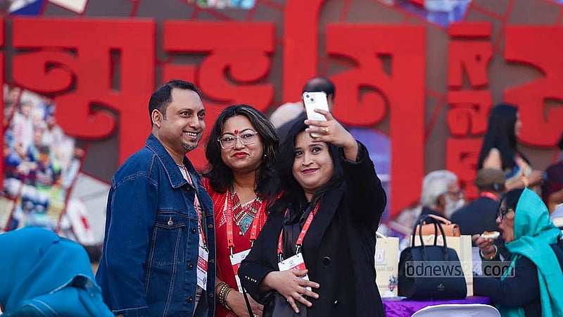 অনেকদিন পরের পুনর্মিলনের ক্ষণ হল ফ্রেমবন্দি। শনিবার বিকালে টিএসসি প্রাঙ্গণে বসেছিল ঢাকা বিশ্ববিদ্যালয়ের ইংরেজি বিভাগের সাবেক শিক্ষার্থীদের মিলনমেলা