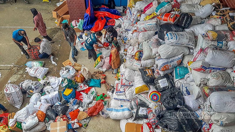 ঢাকা বিশ্ববিদ্যালয়ের খেলার মাঠ সংলগ্ন সুইমিংপুলের সামনে বন্যার্তদের জন্য সংগ্রহ করা ত্রাণের স্তূপ।