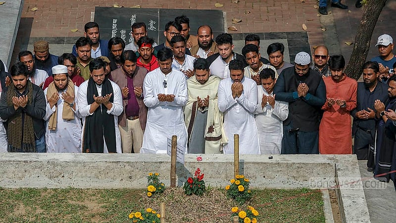 নির্বাচনি প্রচারের প্রথম দিন বৃহস্পতিবার তিন নেতার সমাধিসৌধ থেকে পদযাত্রা নিয়ে ইনকিলাব মঞ্চের আহ্বায়ক শরীফ ওসমান হাদির কবর জিয়ারত করতে যান এনসিপির নেতারা। ছবি: মাহমুদ জামান অভি