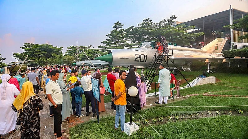 ঈদের তৃতীয় দিন সোমবার রাজধানীর তেজগাঁওয়ের বিমান জাদুঘরে ছিল দর্শনার্থীদের ভিড়।  ছবি: আব্দুল্লাহ আল মমীন