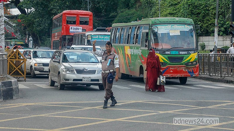 রাজধানীর গুরুত্বপূর্ণ সড়কে ট্রাফিক সিগন্যাল লাইট থাকার পর হাতের ইশারায় ট্রাফিক নিয়ন্ত্রণ করছে পুলিশ।  ছবি: আব্দুল্লাহ আল মমীন