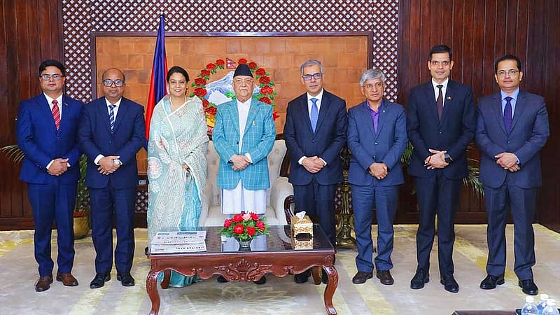 নেপাল থেকে ভারত হয়ে বিদ্যুৎ আমদানির চুক্তিতে বাংলাদেশের হয়ে সই করে পিডিবির প্রতিনিধি। তবে উপস্থিত ছিলেন পরিবেশ ও বন উপদেষ্টা সৈয়দা রিজওয়ানা হাসান।