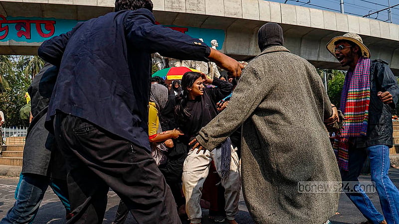 নারী নিপীড়নের ঘটনা সবার সামনে তুলে ধরতে বুধবার রাজু ভাস্কর্যের সামনে পথনাটকের আয়োজন করে ঢাকা বিশ্ববিদ্যালয়ের থিয়েটার অ্যান্ড পারফরম্যান্স স্টাডিজ বিভাগের শিক্ষার্থীরা। ছবি: মাহমুদ জামান অভি