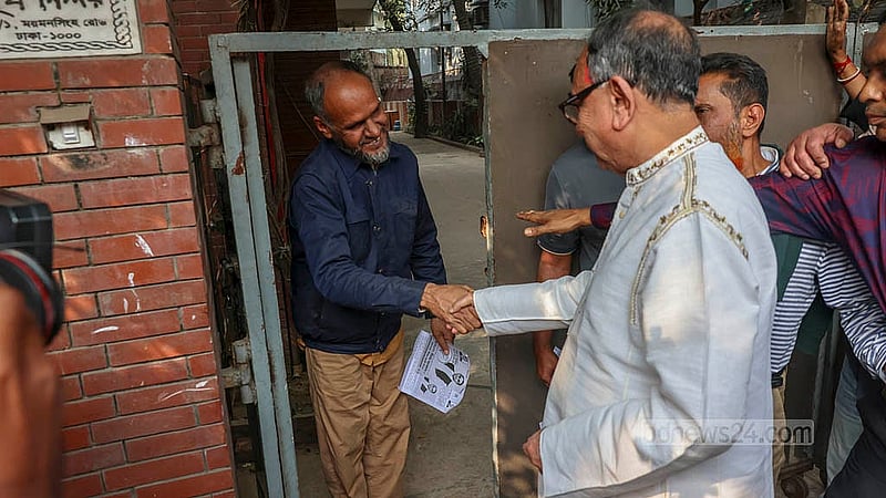 রাজধানীর বাংলামোটর এলাকায় সোমবার নির্বাচনি প্রচার চালান ঢাকা-৮ আসনের বিএনপি প্রার্থী মির্জা আব্বাস।